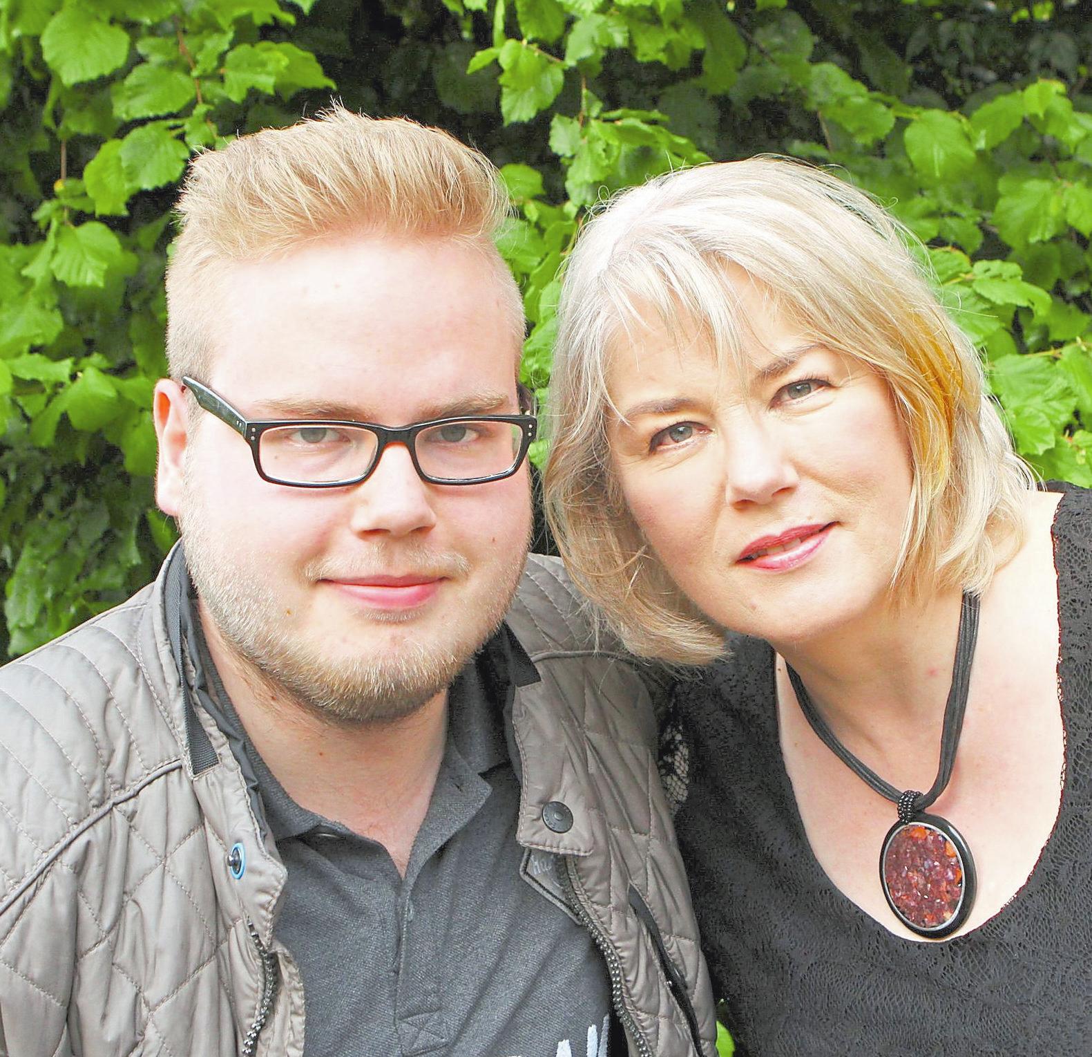 Bürgerschützen-Königin Birgit Weber und Sohn Ferdinand (auf dem Bild l.), der in der Avantgarde aktiv ist, sowie Tochter Friederike (nicht auf dem Bild) haben ein bewegendes Jahr hinter sich gebracht. Fotos: tani Bürgerschützen-Königin Birgit Weber und Sohn Ferdinand (auf dem Bild l.), der in der Avantgarde aktiv ist, sowie Tochter Friederike (nicht auf dem Bild) haben ein bewegendes Jahr hinter sich gebracht. Fotos: tani