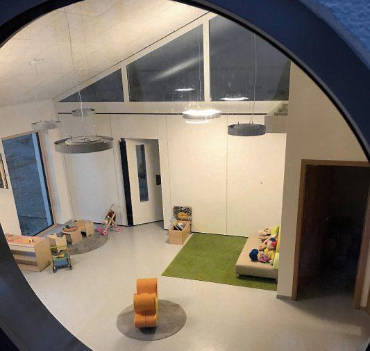 Neue Betreuungsplätze für die Krippenkinder in Kirchentellinsfurt: Der Kindergarten Regenbogen in der Kirchfeldstraße 9 hat einen neuen Anbau bekommen. Bild: Riehle+Assoziierte