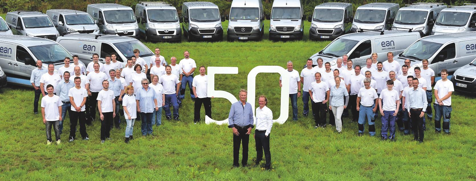 2019 feiern Holger (vorn l.) und Henning Schurbohm mit ihren Mitarbeiter:innen das 50-jährige Bestehen ihres Unternehmens ean Elektro-Alster-Nord.