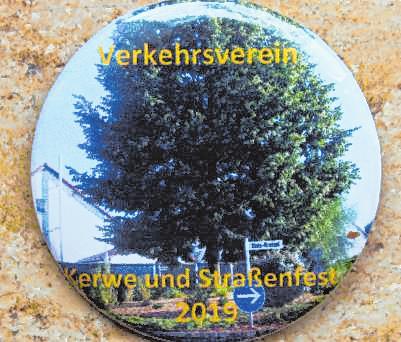 Der Button zeigt in diesem Jahr den Uzès-Kreisel. BILD: GROSS Der Button zeigt in diesem Jahr den Uzès-Kreisel. BILD: GROSS