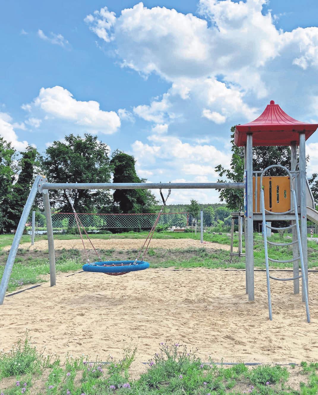 Mit Blick auf den Wasserturm und den Krüpelsee kann auf dem Spielplatz in Zernsdorf getobt werden. Mit Blick auf den Wasserturm und den Krüpelsee kann auf dem Spielplatz in Zernsdorf getobt werden.