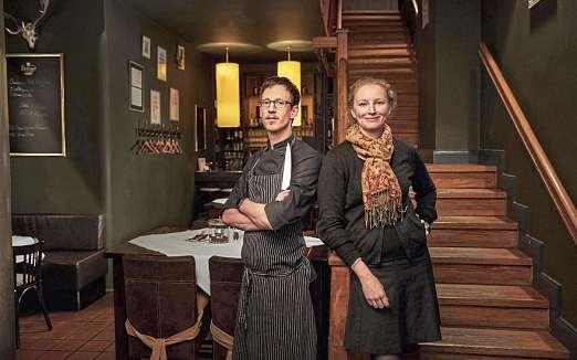 Gastronomie mit Leidenschaft: Thorsten Mollenhauer, Küchenchef im Lüneburg-Haus, und Inhaberin Christina Mann. FOTO: PEPE LANGE Gastronomie mit Leidenschaft: Thorsten Mollenhauer, Küchenchef im Lüneburg-Haus, und Inhaberin Christina Mann. FOTO: PEPE LANGE