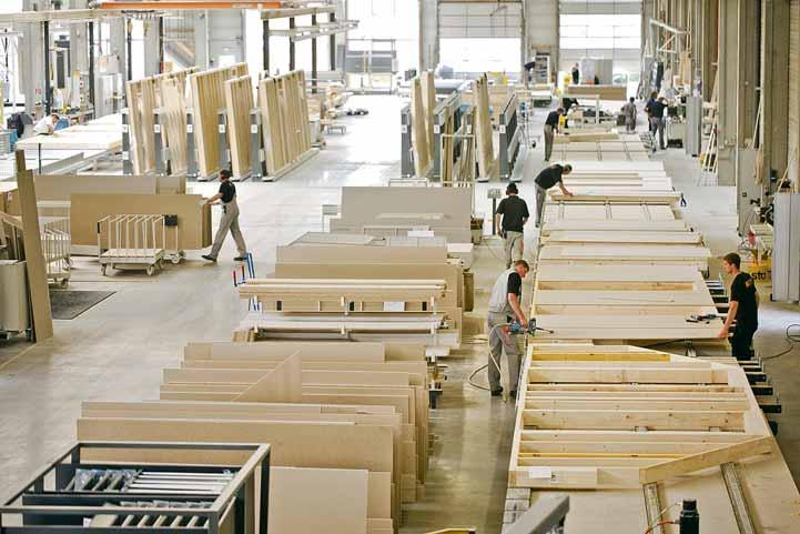 Die Holztafeln werden so weit wie möglich im Werk vorgefertigt. Foto: BDF/FingerHaus/Rolf Vennenbernd Die Holztafeln werden so weit wie möglich im Werk vorgefertigt. Foto: BDF/FingerHaus/Rolf Vennenbernd