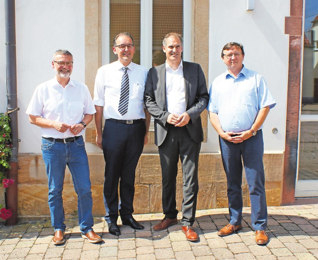 Landrat Dietmar Seefeldt (2.v.r.) mit den Kreisbeigeordneten Kurt Wagenführer, Georg Kern und Ulrich Teichmann (v.l.n.r.). Foto: KV SÜW Landrat Dietmar Seefeldt (2.v.r.) mit den Kreisbeigeordneten Kurt Wagenführer, Georg Kern und Ulrich Teichmann (v.l.n.r.). Foto: KV SÜW
