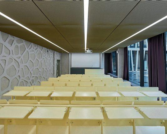 In der Ebene 2 befindet sich auf dem Niveau des Innenhofes der studentische Bereich mit dem Hörsaal nebst kleinem Foyer. Bilder: Oliver Rieger In der Ebene 2 befindet sich auf dem Niveau des Innenhofes der studentische Bereich mit dem Hörsaal nebst kleinem Foyer. Bilder: Oliver Rieger