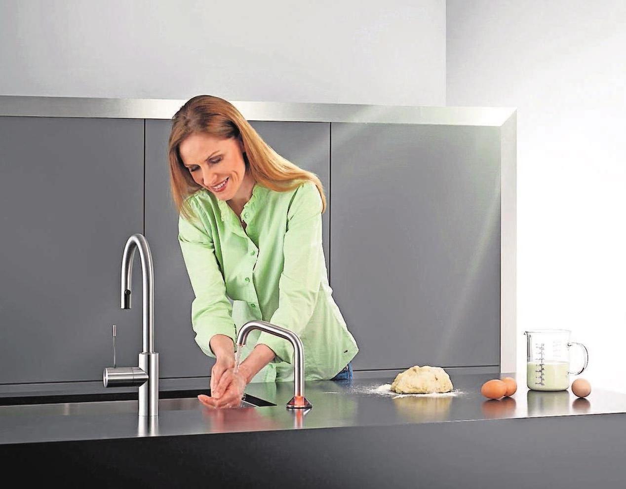 Armaturen mit Pfiff: Eine Küchenarmatur aus Edelstahl macht den Spültisch ein Küchenleben lang zum Hingucker. Foto: djd/KWC Armaturen mit Pfiff: Eine Küchenarmatur aus Edelstahl macht den Spültisch ein Küchenleben lang zum Hingucker. Foto: djd/KWC