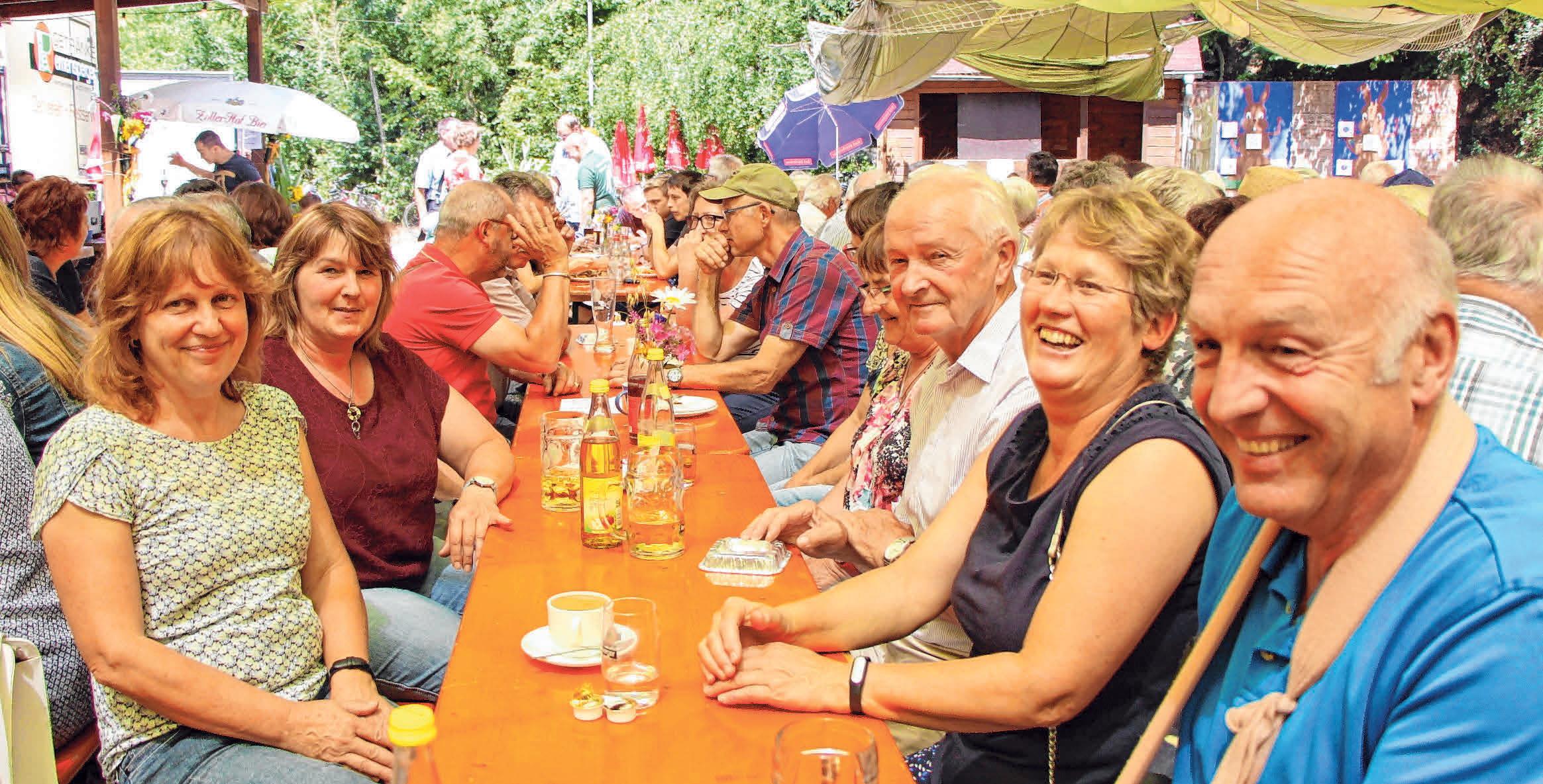 Die Stimmung ist ausgelassen und es gibt viel zum Lachen. Die Stimmung ist ausgelassen und es gibt viel zum Lachen.