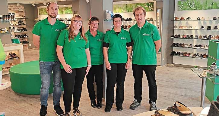 Stefan Müller (rechts) mit seinem Team aus der Schrobenhausener Filiale. Fotos: Drexler Stefan Müller (rechts) mit seinem Team aus der Schrobenhausener Filiale. Fotos: Drexler
