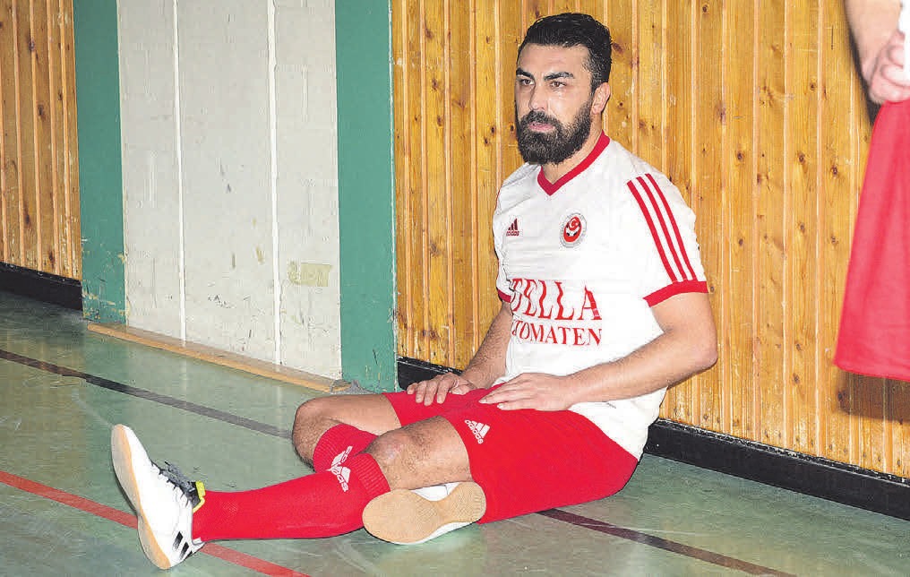 Niyazi Sarier vom SV Türkay Sport Garbsen musste im vergangenen Jahr kurzzeitig enttäuscht an der Bande Platz nehmen. Niyazi Sarier vom SV Türkay Sport Garbsen musste im vergangenen Jahr kurzzeitig enttäuscht an der Bande Platz nehmen.