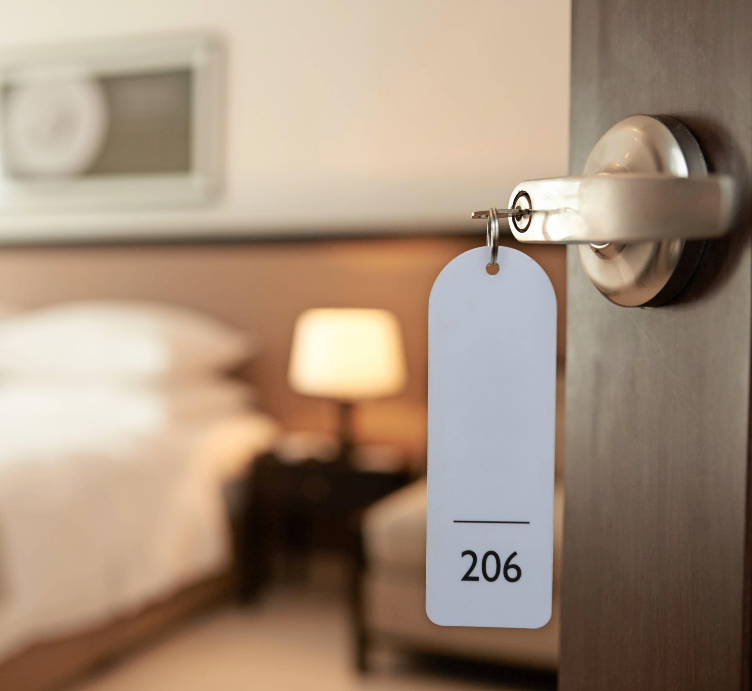 Seit Freitag gelten Lockerungen für Hotels und Pensionen. Gäste und Personal müssen aber allgemeine Verhaltensregeln einhalten. Foto: DragonImages/stock.adobe.com Seit Freitag gelten Lockerungen für Hotels und Pensionen. Gäste und Personal müssen aber allgemeine Verhaltensregeln einhalten. Foto: DragonImages/stock.adobe.com