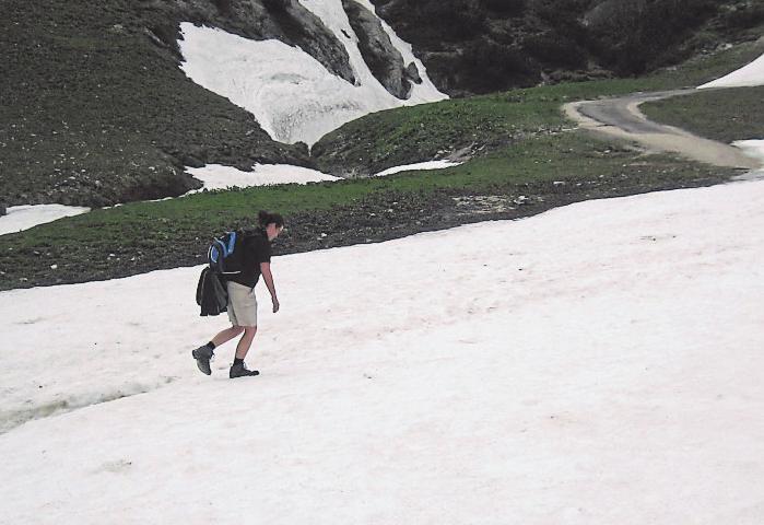 Auch bei T-Shirt-Wanderwetter im Mai liegen am Jenner (dem Hausberg Berchtesgadens) mitunter noch Schneefelder.