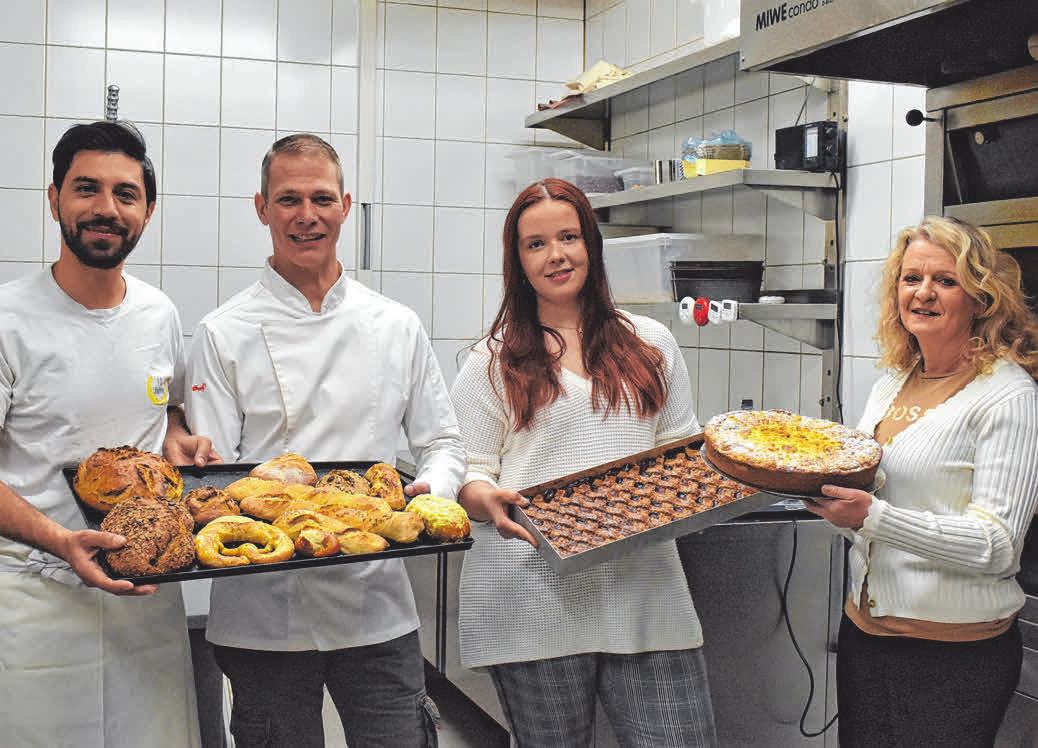 Bäcker Ramin Vatanpoor (v.l.) präsentiert die Köstlichkeiten zusammen mit Bäckermeister Nicolaj Weidmann, Bäckerin Jenny Niemz und Konditorin Ingrid Sterk.