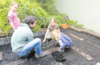 Im horteigenen Gemüsbeet lernen die Kinder den verantwortlichen Umgang mit der Natur. Foto: Kita am Schenkelberg Im horteigenen Gemüsbeet lernen die Kinder den verantwortlichen Umgang mit der Natur. Foto: Kita am Schenkelberg