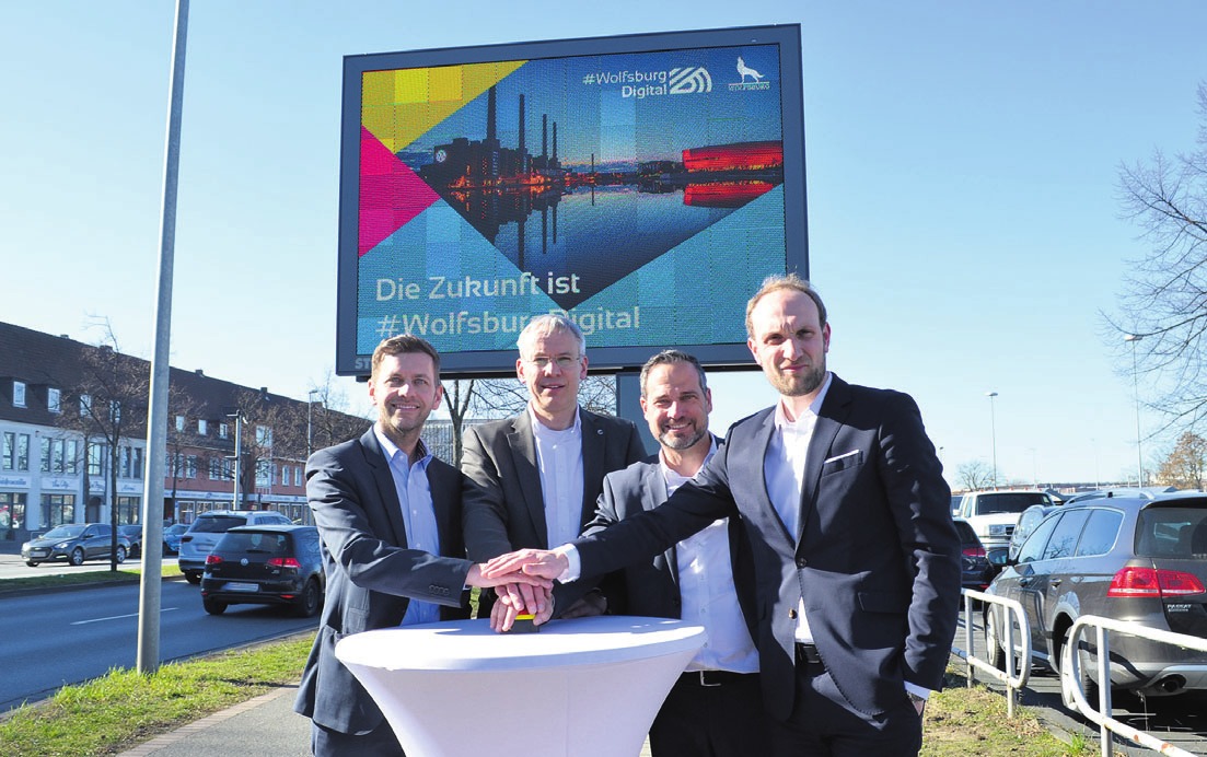 Starteten Inbetriebnahme der digitalen Infotafeln: Dennis Weilmann, Kai-Uwe Hirschheide, Dirk Geßner und Jens Hofschröer (von links). Starteten Inbetriebnahme der digitalen Infotafeln: Dennis Weilmann, Kai-Uwe Hirschheide, Dirk Geßner und Jens Hofschröer (von links).