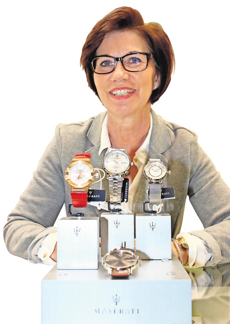 In der Posener Straße gibt es neben Mode und Schuhen auch eine Schmuck- und Uhrenabteilung. Cornelia Szuks-Wolff kennt sich bestens aus. In der Posener Straße gibt es neben Mode und Schuhen auch eine Schmuck- und Uhrenabteilung. Cornelia Szuks-Wolff kennt sich bestens aus.