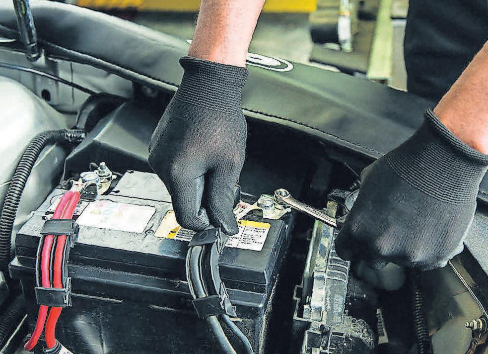 Die Pflege der Fahrzeugbatterie beugt Schäden vor. Die Pflege der Fahrzeugbatterie beugt Schäden vor.