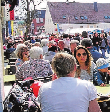 Verbringen Sie einen entspannten Nachmittag in Schwabmünchen. Von der Rettungshundestaffel über eine Autoausstellung bis hin zum Tauchbecken der Wasserwacht, Auftritt der Schwabmünchner Tanzwelt und weiteren Aktionen wird eine Menge geboten. Verbringen Sie einen entspannten Nachmittag in Schwabmünchen. Von der Rettungshundestaffel über eine Autoausstellung bis hin zum Tauchbecken der Wasserwacht, Auftritt der Schwabmünchner Tanzwelt und weiteren Aktionen wird eine Menge geboten.