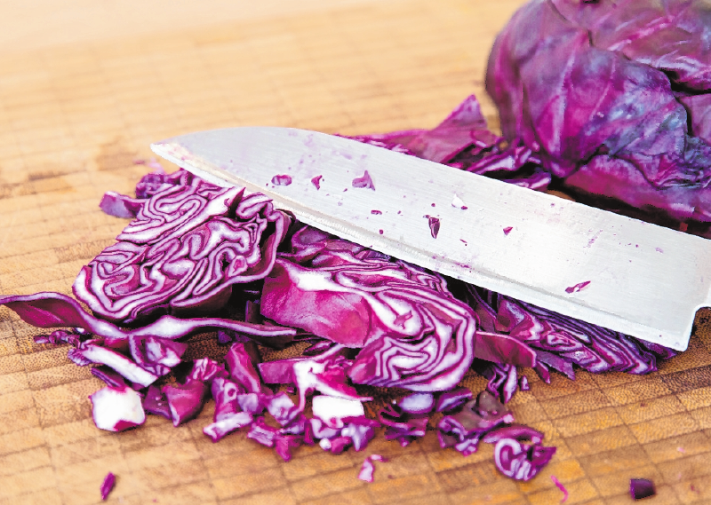 Vielseitig verwendbar: Rotkohl schmeckt als Beilage, aber auch im Salat. FOTO: FLORIAN SCHUH, TMN Vielseitig verwendbar: Rotkohl schmeckt als Beilage, aber auch im Salat. FOTO: FLORIAN SCHUH, TMN