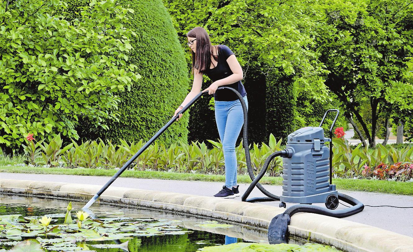 Mit einem Schlammsauger lässt sich der Teich besonders schonend reinigen. FOTO: DJD/EHEIM Mit einem Schlammsauger lässt sich der Teich besonders schonend reinigen. FOTO: DJD/EHEIM