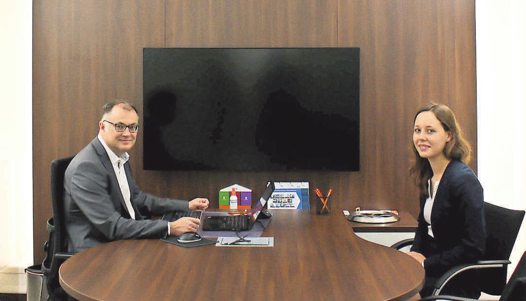 Eines der neuen Büros: Christian Petersen (Teilmarktbereichsleiter Ahrensbök) und Judith Brasse (Service) freuen sich darüber. Eines der neuen Büros: Christian Petersen (Teilmarktbereichsleiter Ahrensbök) und Judith Brasse (Service) freuen sich darüber.