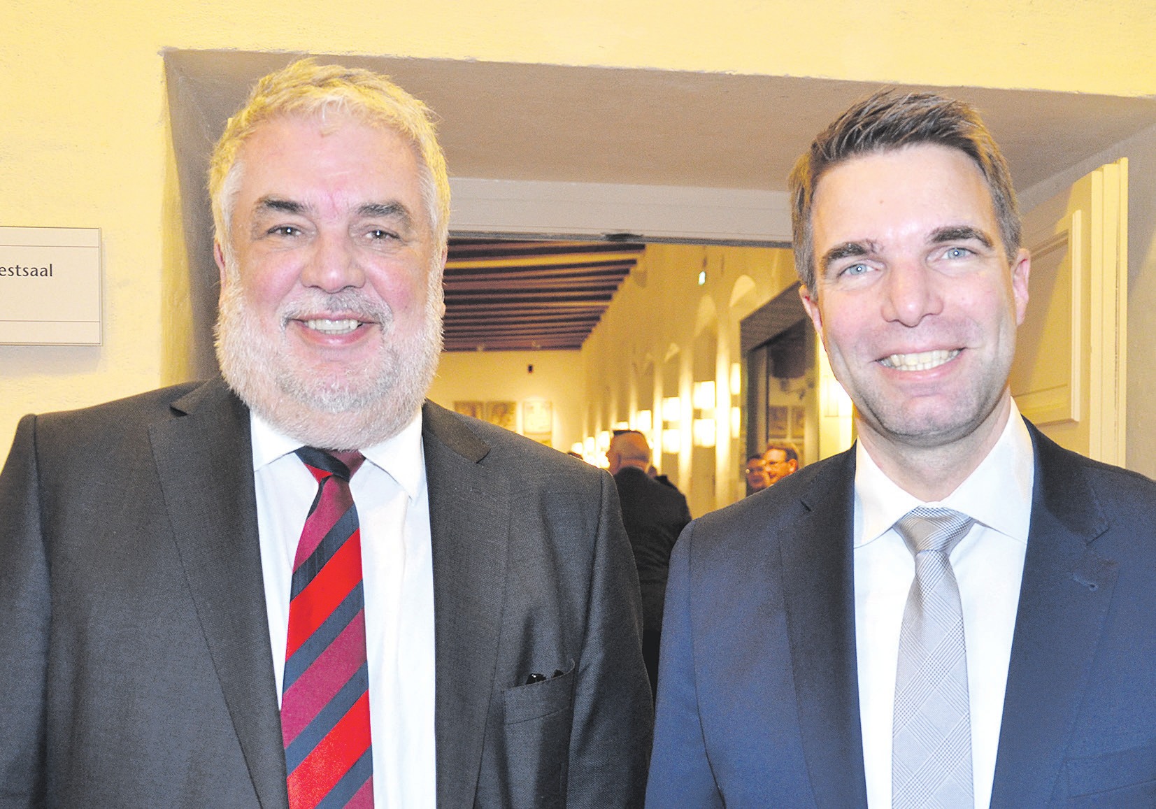 Landrat Klaus Wiswe (links) und Celles Oberbürgermeister Dr. Jörg Nigge empfingen gemeinsam die Gäste im Rittersaal des Celler Schlosses. Foto: Müller Landrat Klaus Wiswe (links) und Celles Oberbürgermeister Dr. Jörg Nigge empfingen gemeinsam die Gäste im Rittersaal des Celler Schlosses. Foto: Müller