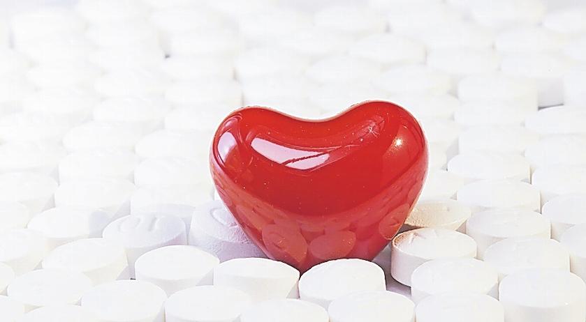 Ein Herz für Schmerzgeplagte: Medikamente können die Ursache oft nicht heilen, aber dennoch eine Hilfe sein. FOTO: HEUNGSOON/PIXABAY Ein Herz für Schmerzgeplagte: Medikamente können die Ursache oft nicht heilen, aber dennoch eine Hilfe sein. FOTO: HEUNGSOON/PIXABAY