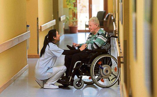 In den Pflegeheimen bemühen sich Pflege- und Betreuungskräfte liebevoll um ihre Bewohnerinnen und Bewohner. FOTO: JENS WOLF/DPA In den Pflegeheimen bemühen sich Pflege- und Betreuungskräfte liebevoll um ihre Bewohnerinnen und Bewohner. FOTO: JENS WOLF/DPA