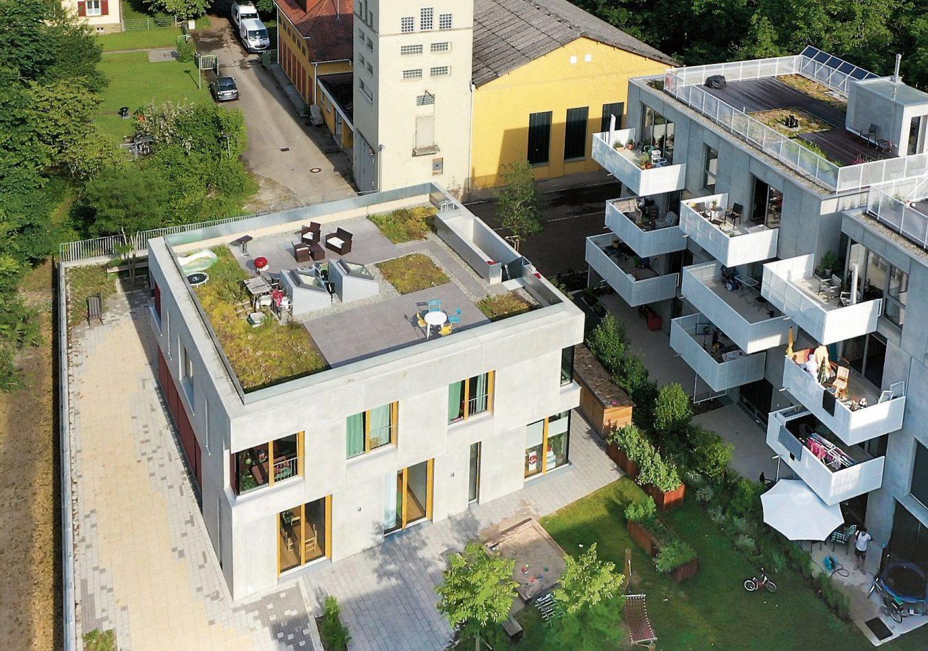 Mit der Drohne schön erkennbar: das Brückenhaus mit Dachterrasse und vorne das Haus am Park zur Gartenstraße hin.