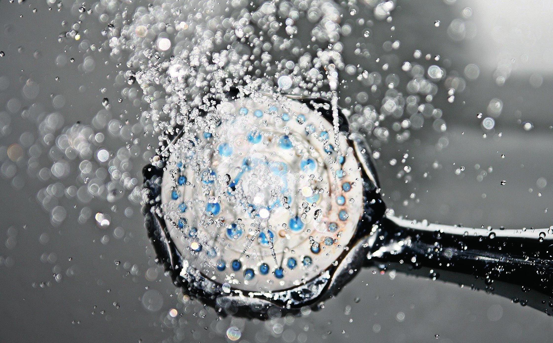 Trotz des Wellness-Erlebnisses einer Regendusche ist eine Handbrause unverzichtbar. Foto: Pixabay Trotz des Wellness-Erlebnisses einer Regendusche ist eine Handbrause unverzichtbar. Foto: Pixabay