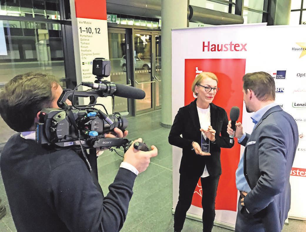 In Frankfurt gibt Regina Rosenbaum Interviews zur Verleihung des Preises Haustex-Star. In Frankfurt gibt Regina Rosenbaum Interviews zur Verleihung des Preises Haustex-Star.