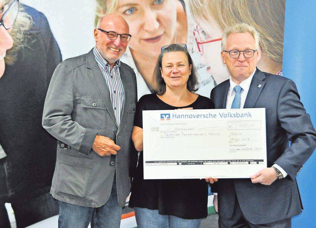 Bettina Trissia, Direktorin des Bildungszentrums, freut sich gemeinsam mit dem GKK-Vorsitzenden Peter Busche (rechts) und Organisator Gerd Bohlen-Janßen über den Scheck in Höhe von 400 Euro. Bettina Trissia, Direktorin des Bildungszentrums, freut sich gemeinsam mit dem GKK-Vorsitzenden Peter Busche (rechts) und Organisator Gerd Bohlen-Janßen über den Scheck in Höhe von 400 Euro.