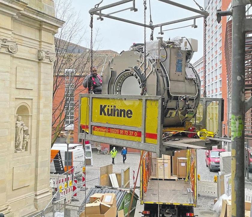Da ist Präzisionsarbeit gefordert: Einer der insgesamt vier Magnetresonanztomographen mit einem Gewicht von jeweils vier Tonnen wird per Kran in das Gebäude befördert. Foto: Radiologie Salzstraße Da ist Präzisionsarbeit gefordert: Einer der insgesamt vier Magnetresonanztomographen mit einem Gewicht von jeweils vier Tonnen wird per Kran in das Gebäude befördert. Foto: Radiologie Salzstraße