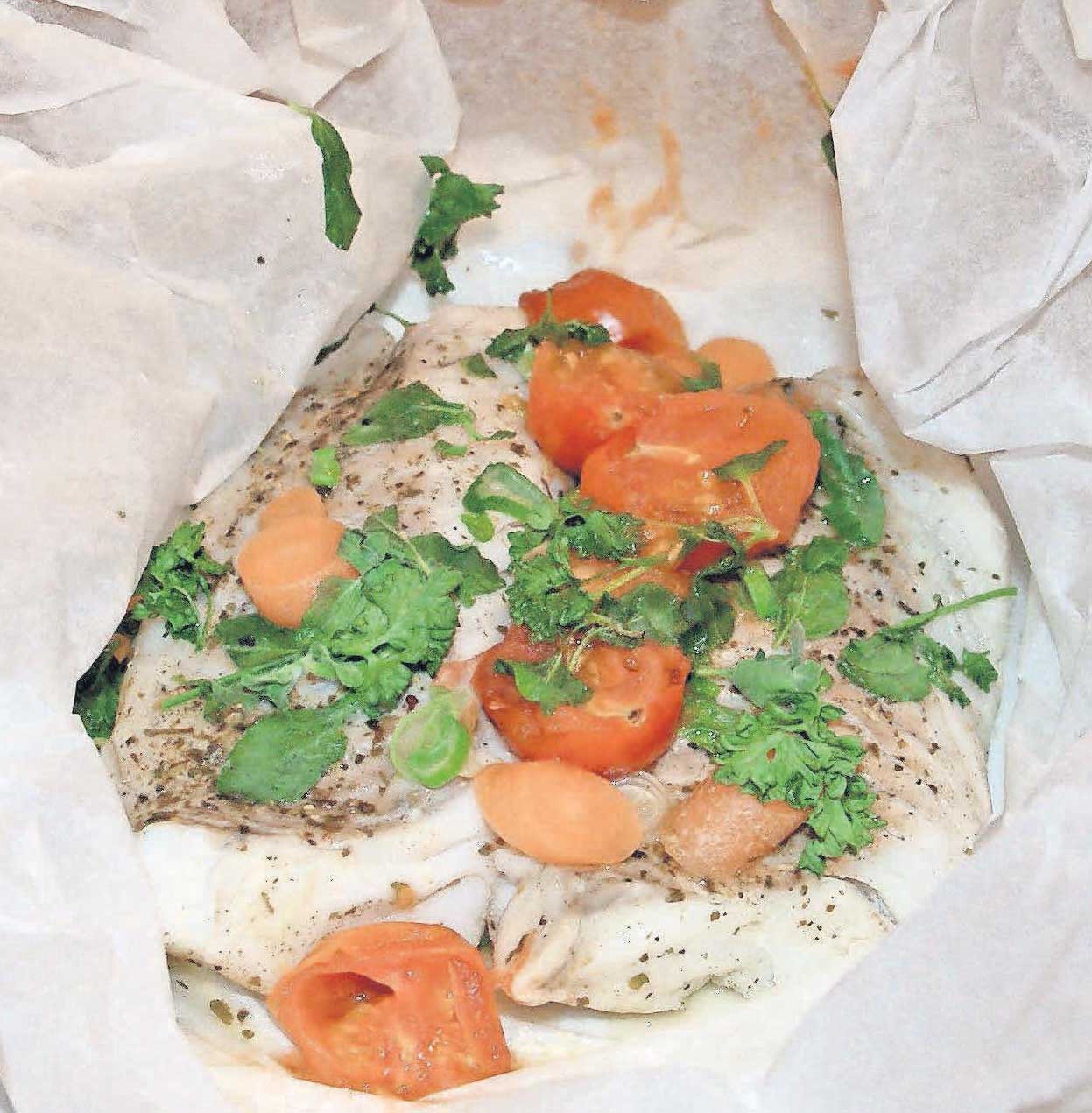 Kalorienarmer Genuss: Skrei aus Thürnau’s Fischhalle, ganz sanft mit Gemüse und frischen Kräutern im Ofen gegart. Kalorienarmer Genuss: Skrei aus Thürnau’s Fischhalle, ganz sanft mit Gemüse und frischen Kräutern im Ofen gegart.