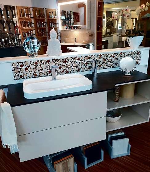 Die Bad-Ausstellung bietet für jeden Geschmack passende Badmöbel von edlen Waschtischen bis hin zu Duschkabinen und hochmodernen Dusch-WCs