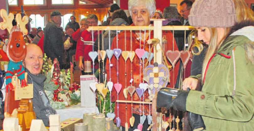 Die Vielfalt der auf dem Weihnachtsmarkt angebotenen Dinge lässt keine Wünsche offen. Die Vielfalt der auf dem Weihnachtsmarkt angebotenen Dinge lässt keine Wünsche offen.