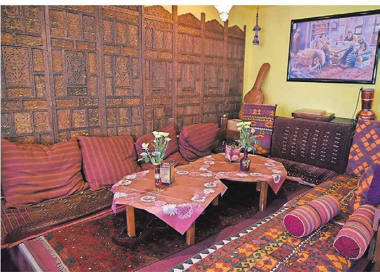 Wer es ganz stilgerecht mag, der kann auch im Schneidersitz in der arabischen Sitzecke Platz nehmen. Wer es ganz stilgerecht mag, der kann auch im Schneidersitz in der arabischen Sitzecke Platz nehmen.