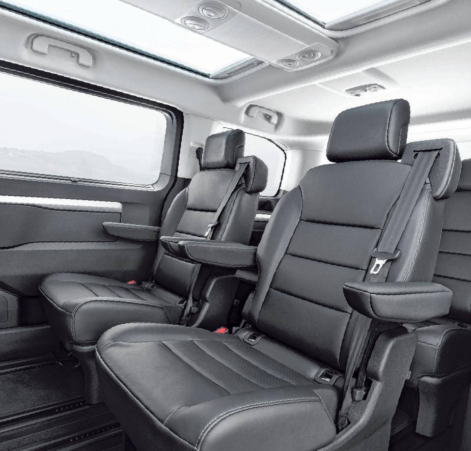Für mehr Beinfreiheit lassen sich die Sitze in der zweiten Reihe verschieben, umklappen oder mit dem Vis-à-vis-Konzept konfigurieren. FOTOS: OPEL/AUTOMOBILE SPIEGLER Für mehr Beinfreiheit lassen sich die Sitze in der zweiten Reihe verschieben, umklappen oder mit dem Vis-à-vis-Konzept konfigurieren. FOTOS: OPEL/AUTOMOBILE SPIEGLER