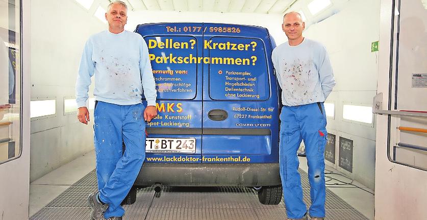 Thomas Baumgärtner (links) und Mitarbeiter Patric Ginkel – hier vor der Lackierkabine –„heilen“ das „heilig Blechle“. FOTO: WIP Thomas Baumgärtner (links) und Mitarbeiter Patric Ginkel – hier vor der Lackierkabine –„heilen“ das „heilig Blechle“. FOTO: WIP