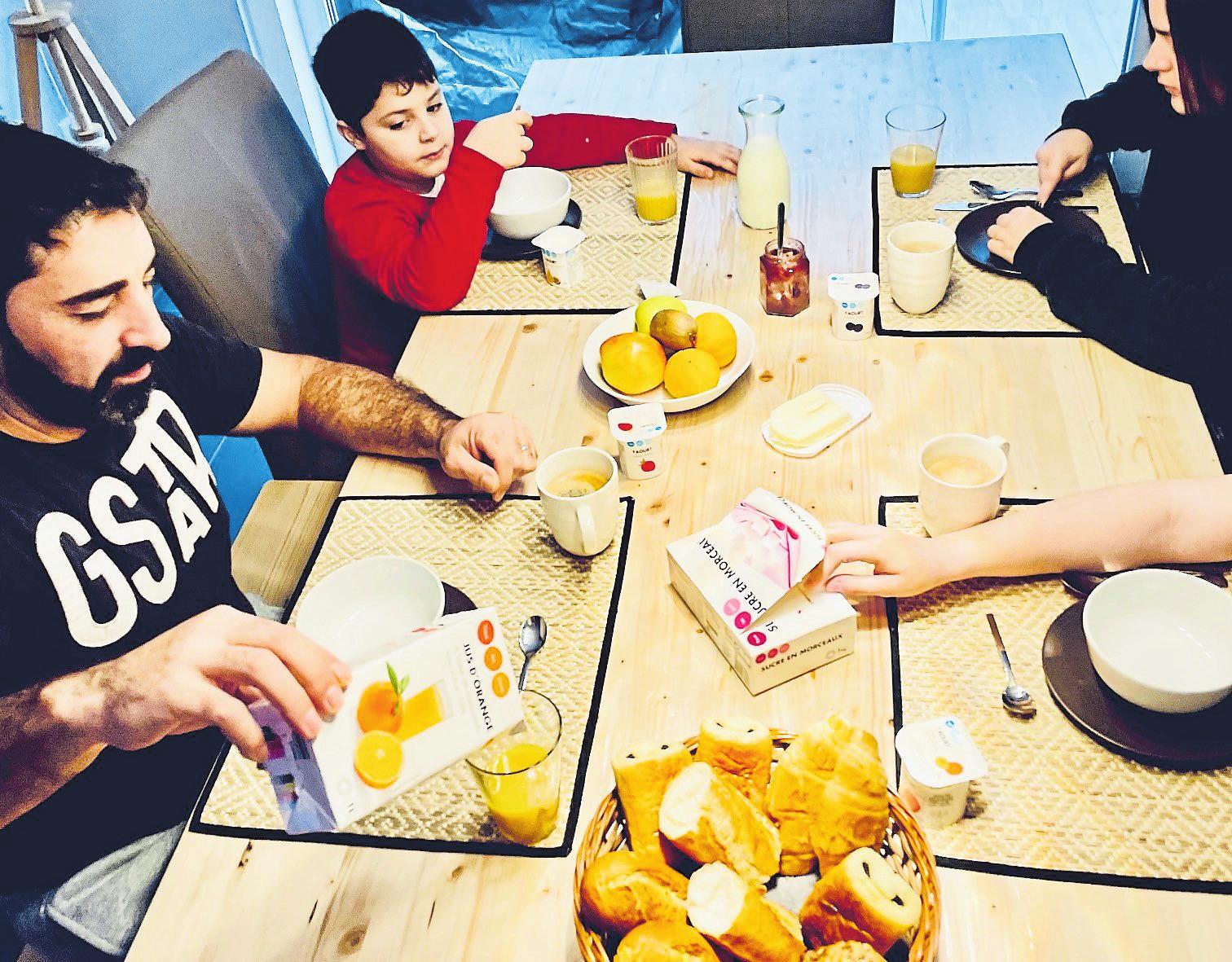 Das Sortiment umfasst unter anderem Säfte, Zucker, Joghurt und Marmelade. 