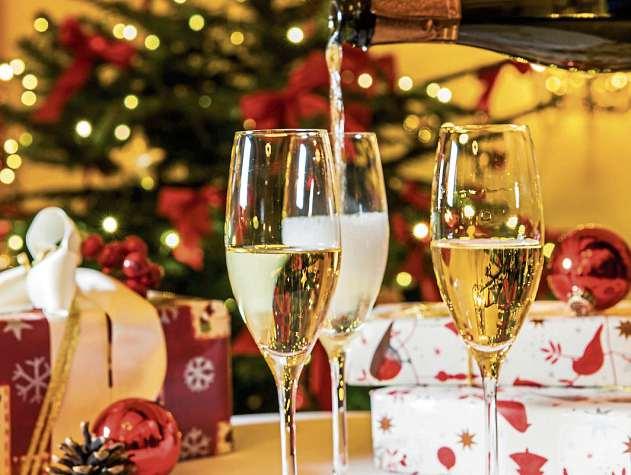 Weihnachten kommt bestimmt: Im Hotel Birke können Kollegen auch in diesem besonderen Jahr gemeinsam feiern–mit Abstand- und Hygieneregeln, aber trotzdem viel Rahmenprogramm. FOTO: HOTEL BIRKE Weihnachten kommt bestimmt: Im Hotel Birke können Kollegen auch in diesem besonderen Jahr gemeinsam feiern–mit Abstand- und Hygieneregeln, aber trotzdem viel Rahmenprogramm. FOTO: HOTEL BIRKE