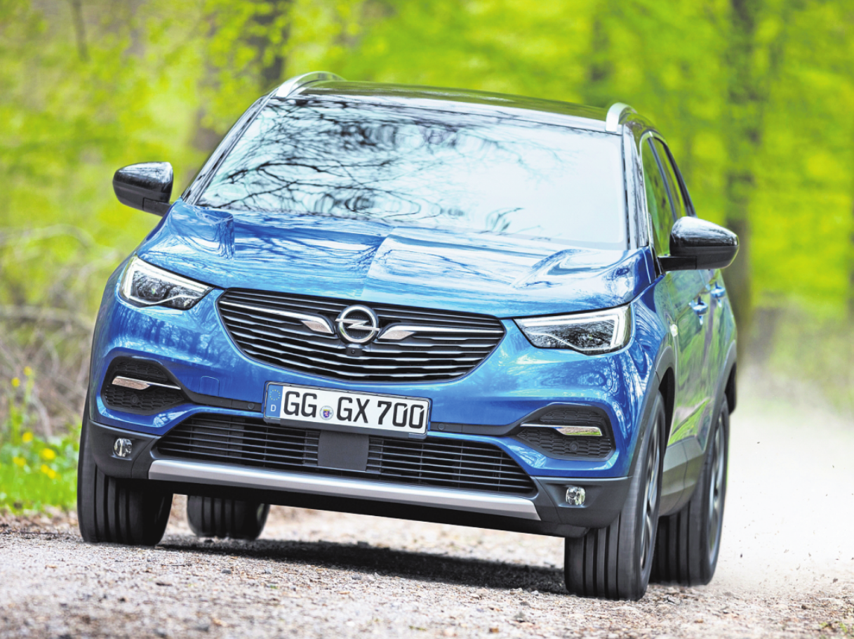 Fühlt sich in jedem Terrain wohl: Der Opel Grandland X ist jetzt auch mit 180-PS-Benziner erhältlich, der schon die strenge Euro-6d-TEMP-Abgasnorm erfüllt. Foto: Opel Automobile