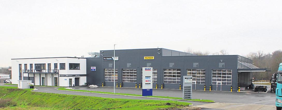 Für alle Fälle gewappnet: Die Höhe des L-förmigen Neubaus selbst sowie die Tore ermöglichen ein problemloses Rangieren selbst für LKW mit Aufbauten und Kranfahrzeuge. Für alle Fälle gewappnet: Die Höhe des L-förmigen Neubaus selbst sowie die Tore ermöglichen ein problemloses Rangieren selbst für LKW mit Aufbauten und Kranfahrzeuge.