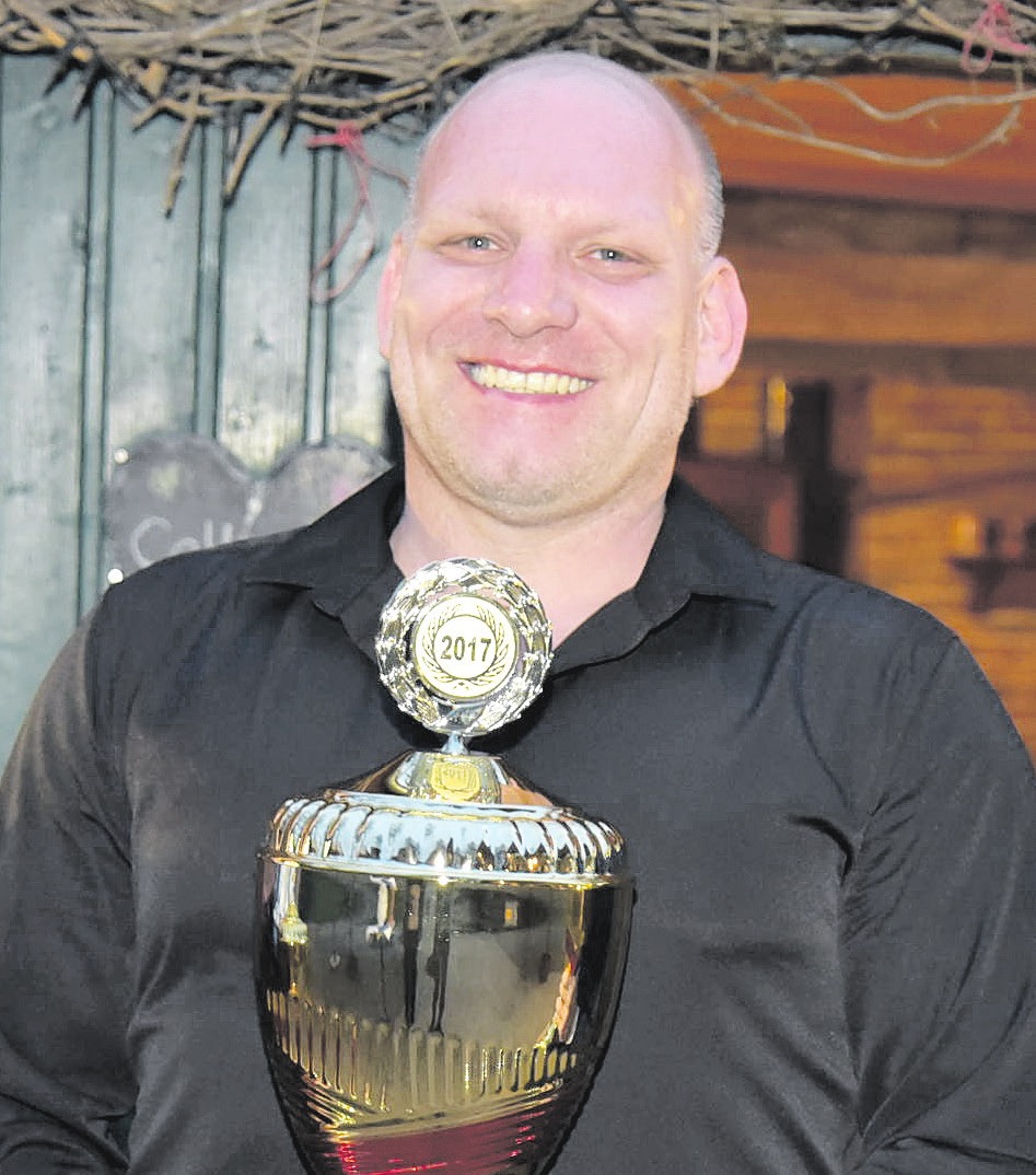 Im vergangenen Jahr wurde Maik Edling vom SV Nienhagen zum „Trainer des Jahres 2017“ gewählt. Archivfoto: Theel Im vergangenen Jahr wurde Maik Edling vom SV Nienhagen zum „Trainer des Jahres 2017“ gewählt. Archivfoto: Theel