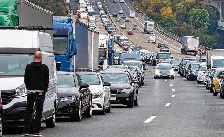 Neues Jahr, neue Regelungen: So kann es künftig teuer werden, eine Rettungsgasse unerlaubt zu nutzen. Foto: Jacques Tarnero/hutterstock Neues Jahr, neue Regelungen: So kann es künftig teuer werden, eine Rettungsgasse unerlaubt zu nutzen. Foto: Jacques Tarnero/hutterstock