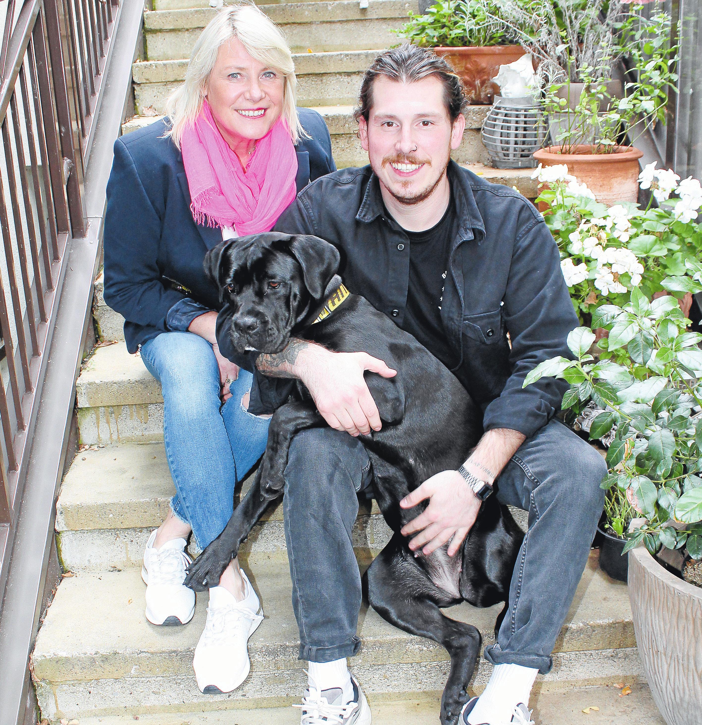 Wohlfühl-Atmosphäre: Die Inhaber Susanne Surmann und ihr Sohn Joel Chedraoui mit Hündin Malou. Foto: Fischer