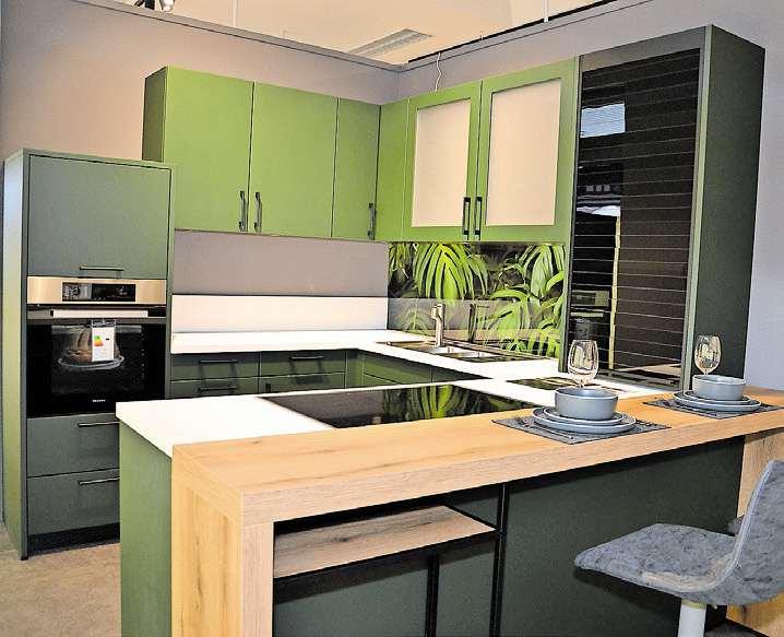 Neue Küchenwelt: Dschungelgrün kombiniert mit Holztönen.