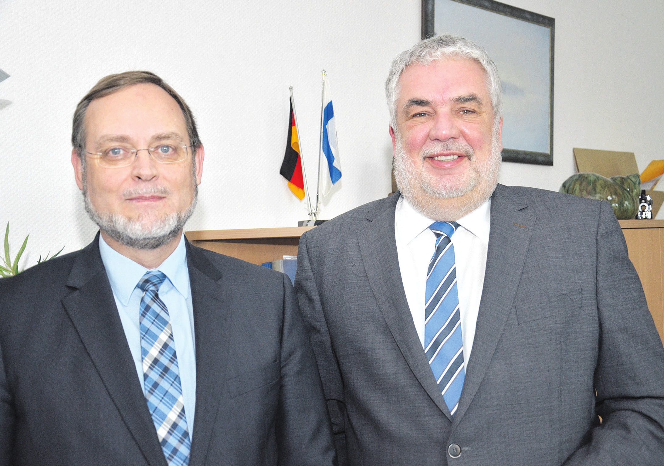 Erster Kreisrat Michael Cordioli (links) und Landrat Klaus Wiswe (rechts). Erster Kreisrat Michael Cordioli (links) und Landrat Klaus Wiswe (rechts).