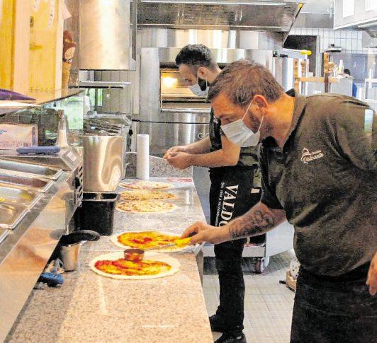 Die Brüder Carella bieten Pizza und Pasta vom Feinsten. Die Brüder Carella bieten Pizza und Pasta vom Feinsten.