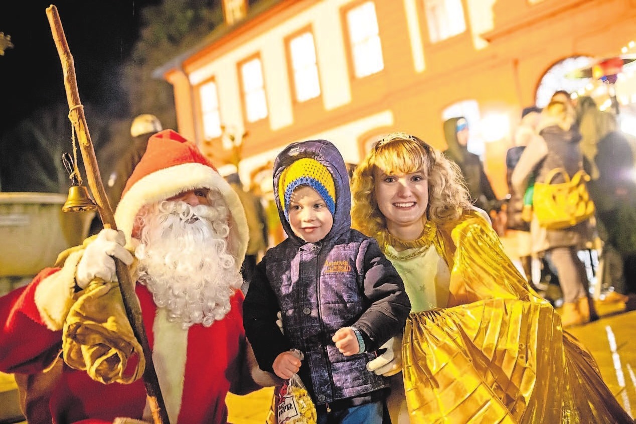 Da leuchten die Kinderaugen: Treff mit Nikolaus und Christkind. Da leuchten die Kinderaugen: Treff mit Nikolaus und Christkind.