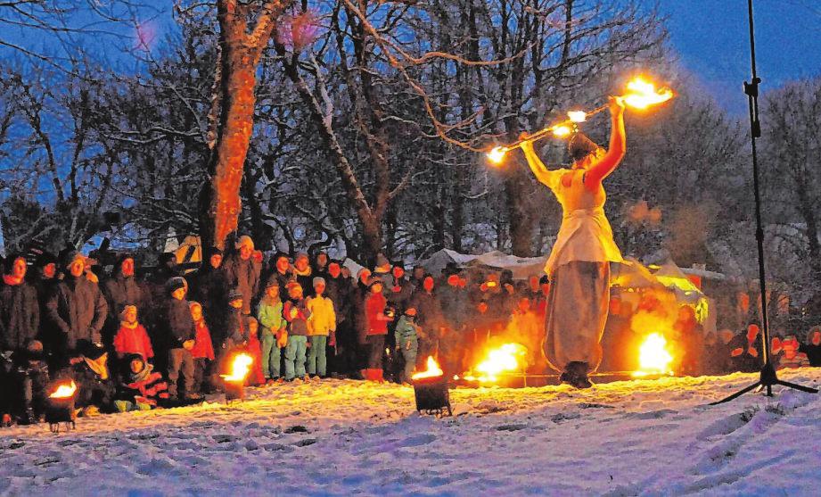 Im Dunkeln kommen die Feuershow-Vorführungen bei den Besuchern der Weihnachtszeitreise besonders gut an. Im Dunkeln kommen die Feuershow-Vorführungen bei den Besuchern der Weihnachtszeitreise besonders gut an.